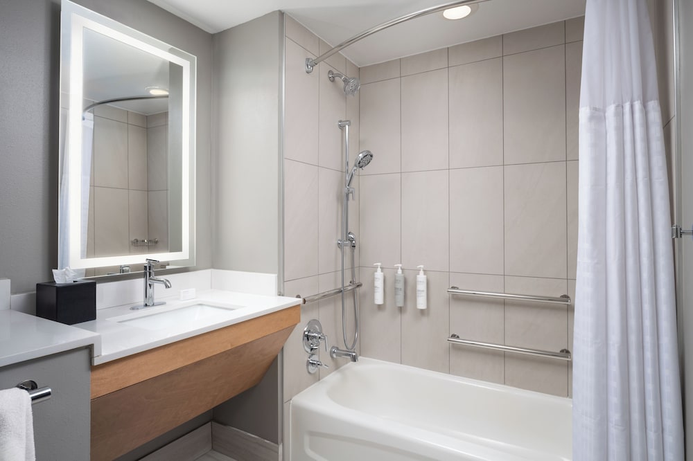 Suite, 2 Queen Beds, Accessible, Bathtub (Mobility & Hearing) - Photo 9
