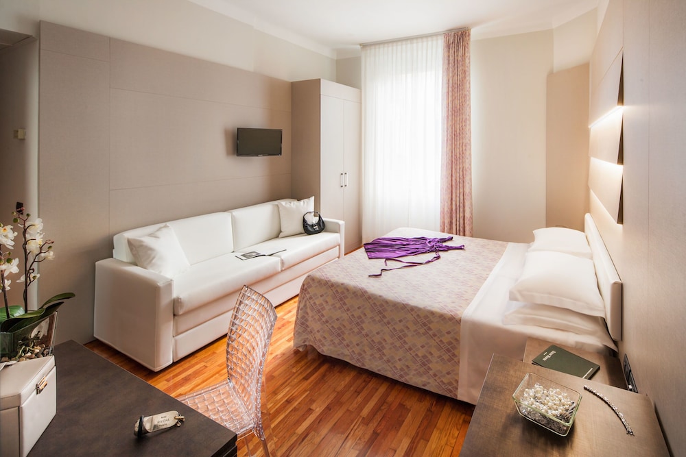 Classic Triple Room, Partial Sea View photo 2