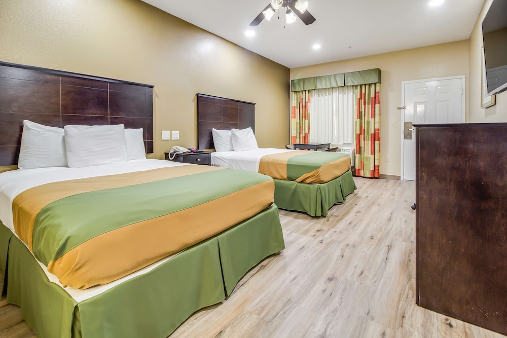 Room, 2 Queen Beds, Non Smoking - Photo 4