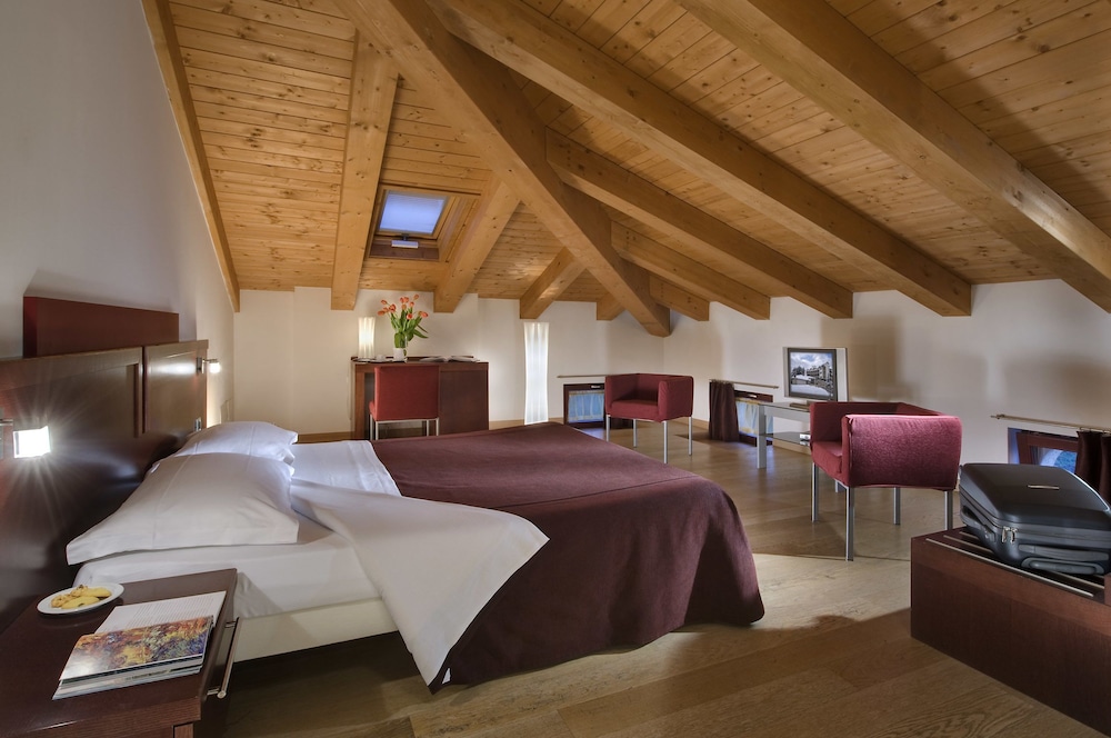 Quadruple Room, 1 Queen Bed with Sofa bed photo 2