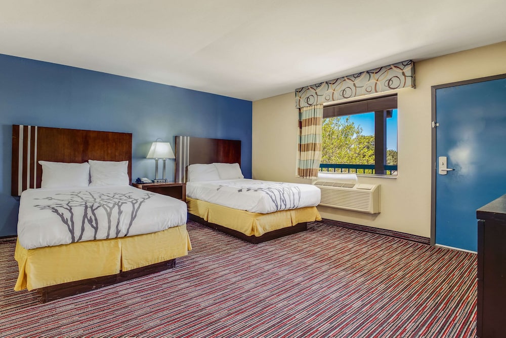 Suite, 2 Queen Beds, Non Smoking (Upgrade) - Photo 1