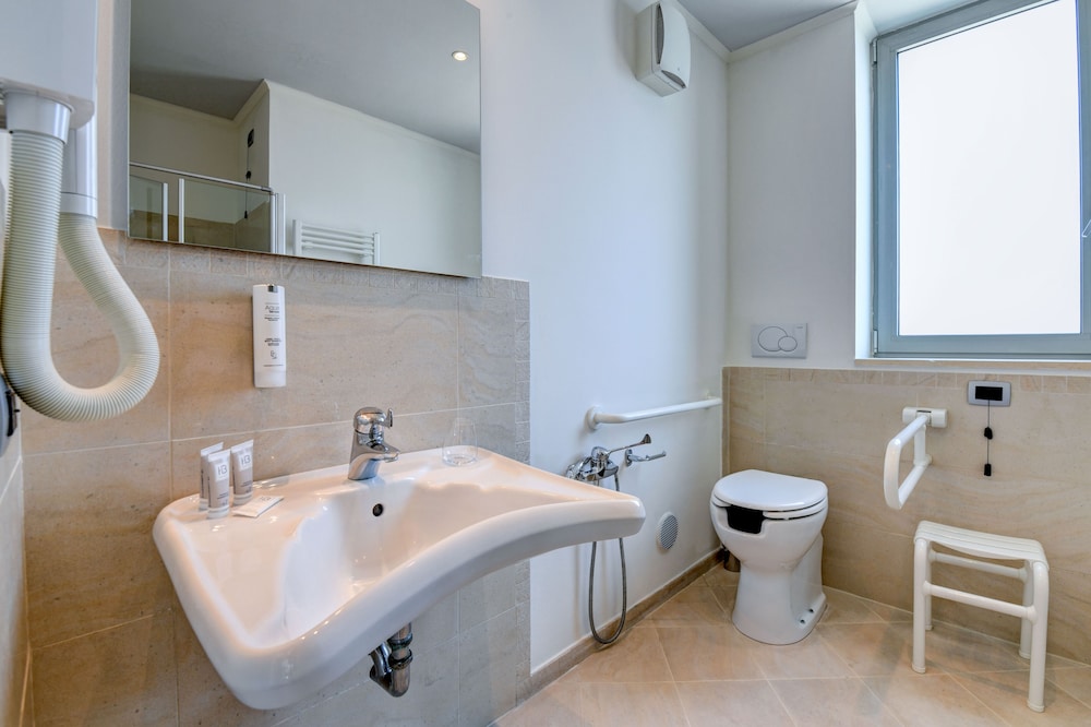 Classic Double or Twin Room - Photo 8