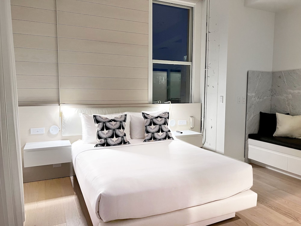 Premium Suite, 1 Queen Bed with Sofa bed (VIP) photo 1