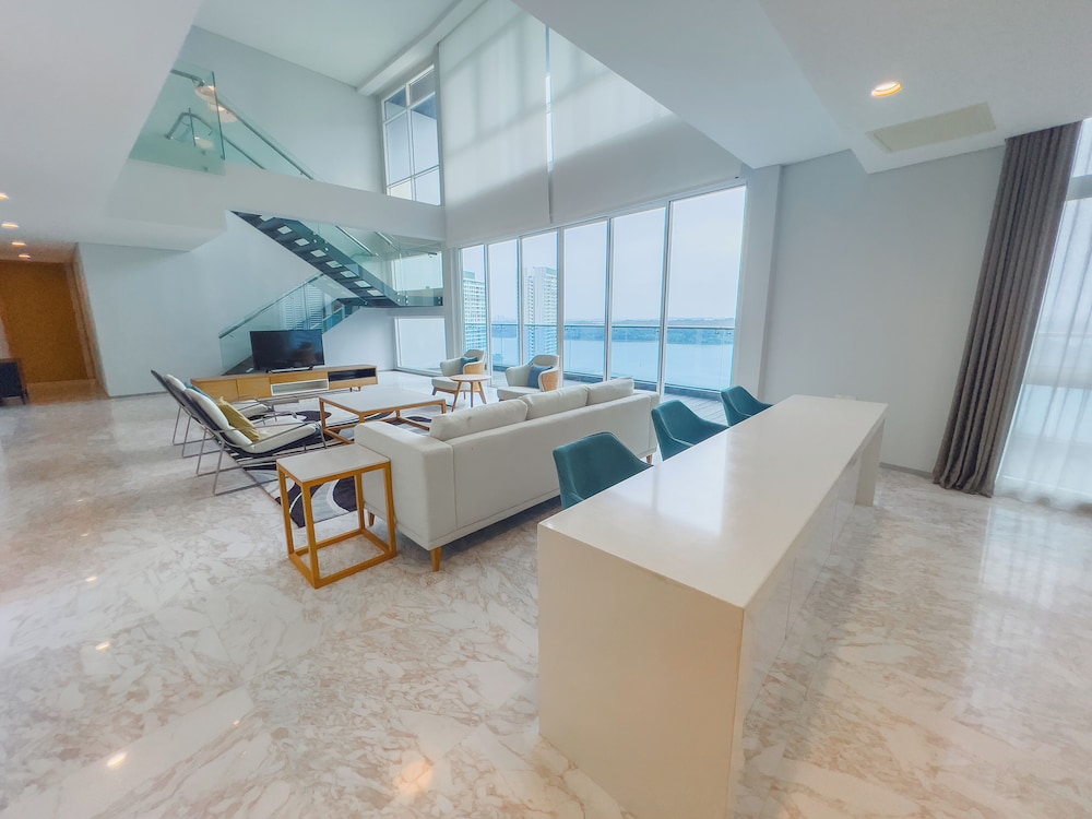 PENTHOUSE 4 BEDROOM DUPLEX photo 2