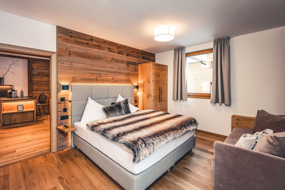 Chalet (L) photo 1