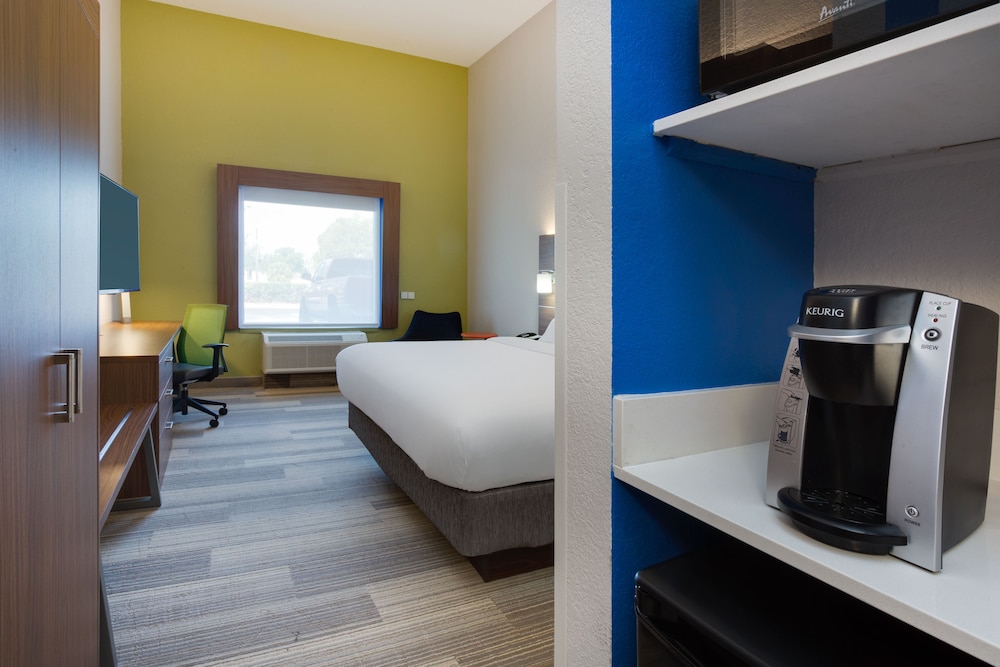 Standard Room, 1 King Bed, Accessible (Hearing, Mobility Tub) - Photo 3