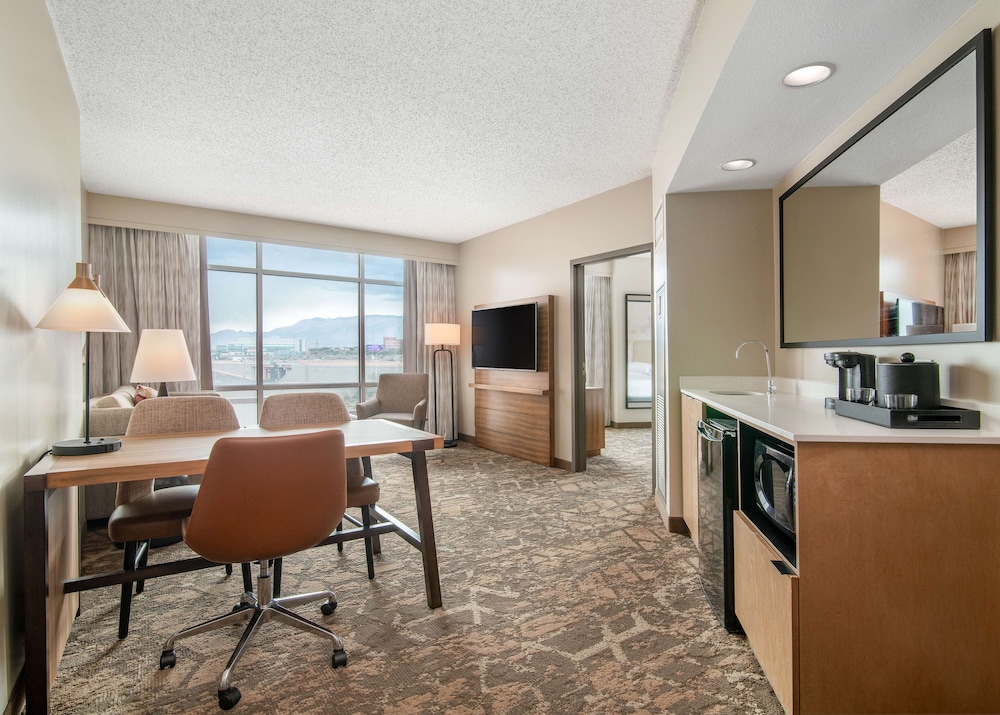 Suite, 1 King Bed, Corner - Photo 8