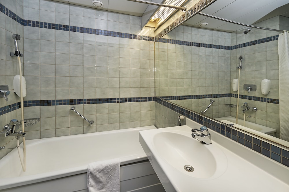 Standard Twin Room (Spa Building) photo 3