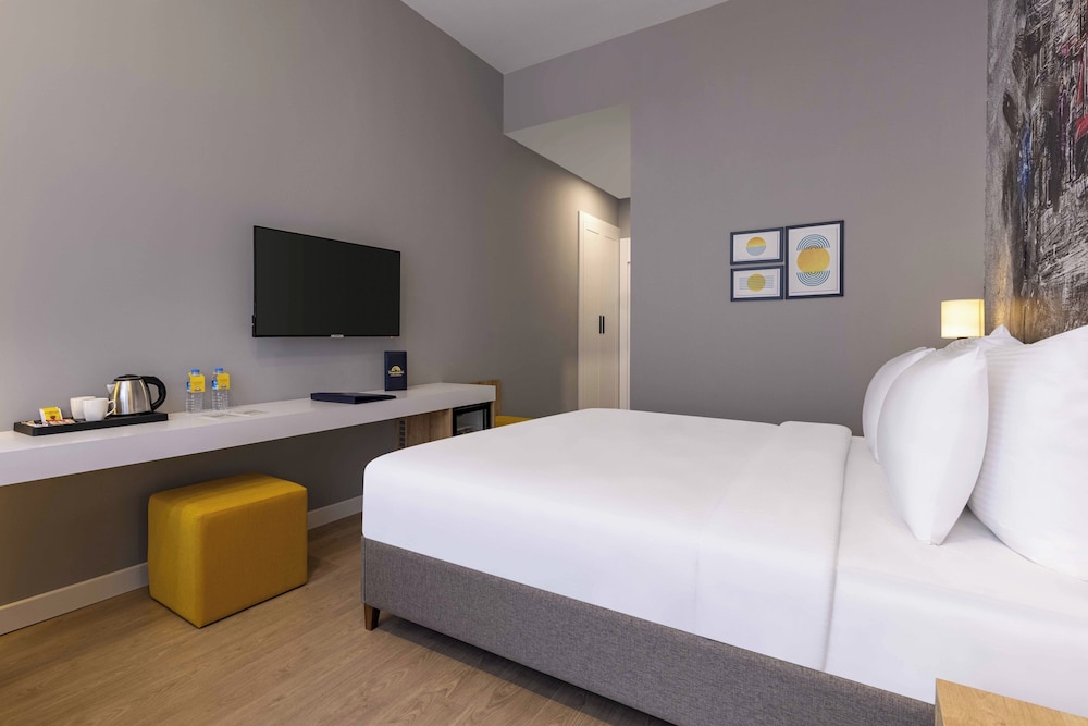 Room, 1 King Bed, Accessible, Corner photo 3