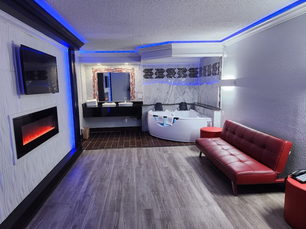 Deluxe Room, 1 King Bed, Smoking, Hot Tub
