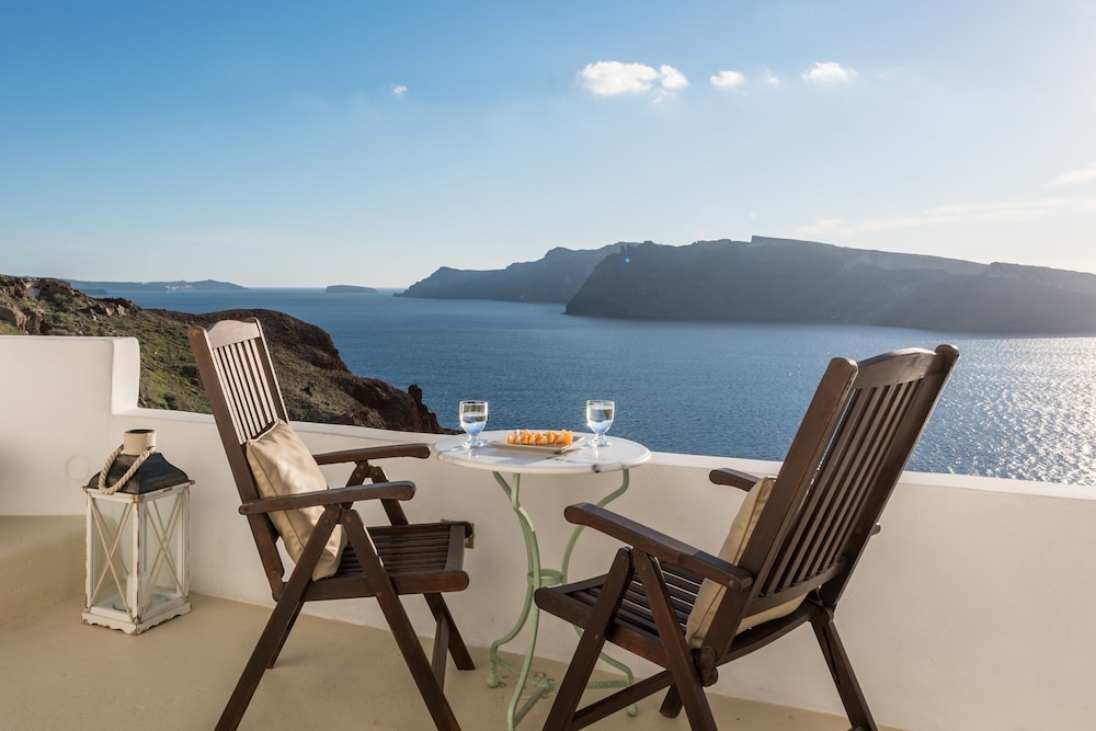 Cave Nest Junior Suite, Caldera View *access via numerous steps - Photo 4