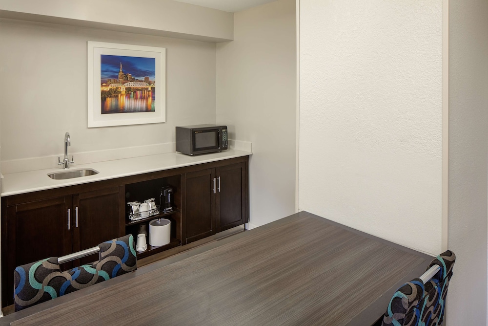 Suite, Accessible, Bathtub - Photo 6