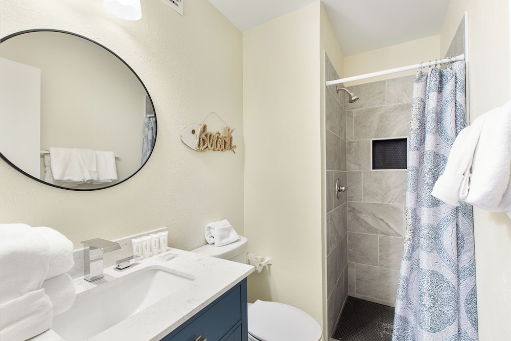 Signature Condo, 2 Bedrooms, Balcony, Pool View photo 2