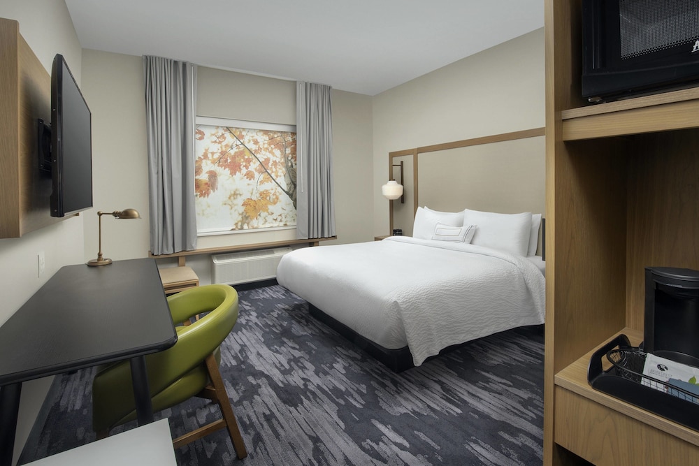 Room, 1 King Bed (Mobility Accessible, Roll-In Shower) - Photo 1