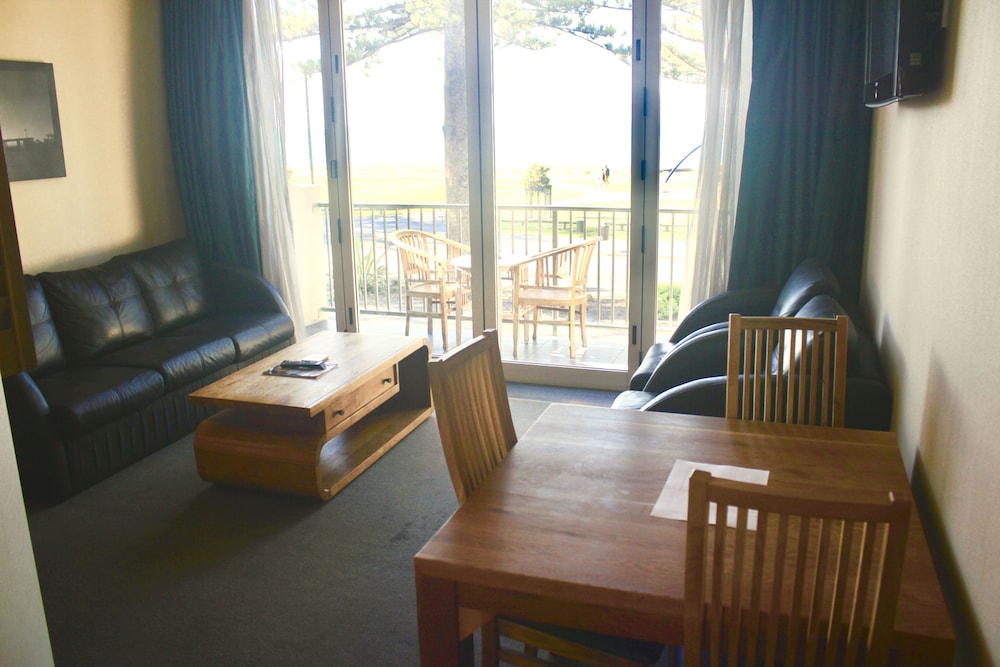 Ocean View Executive Suite with Spa - Photo 11