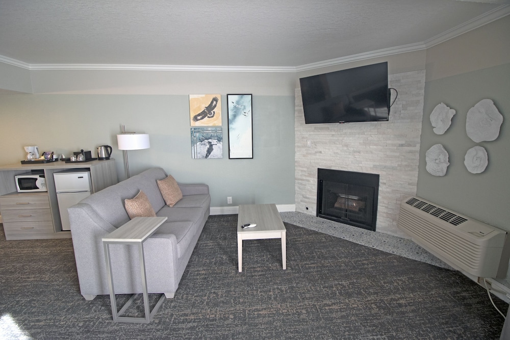 Suite, 1 King Bed (Partial South Bay View)