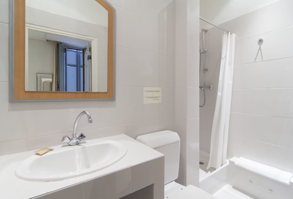 Standard Double Room - Photo 8