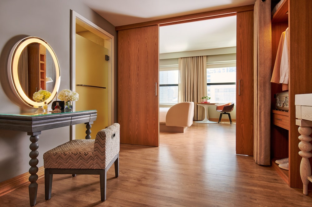 Grand Room, 1 King Bed, Accessible photo 2