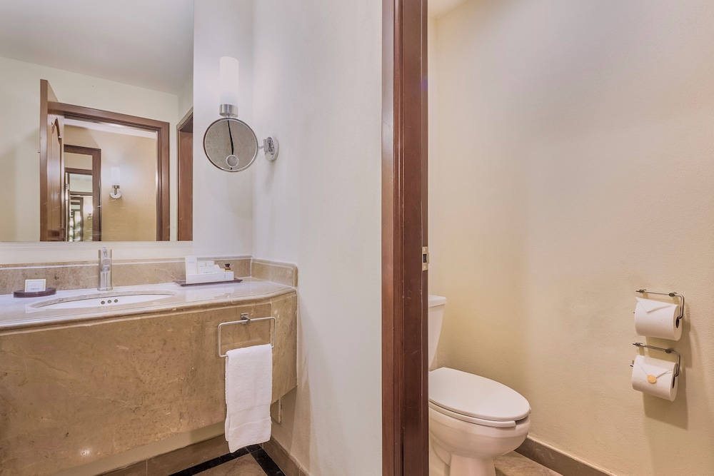 Suite, 1 King Bed (Master) - Photo 3