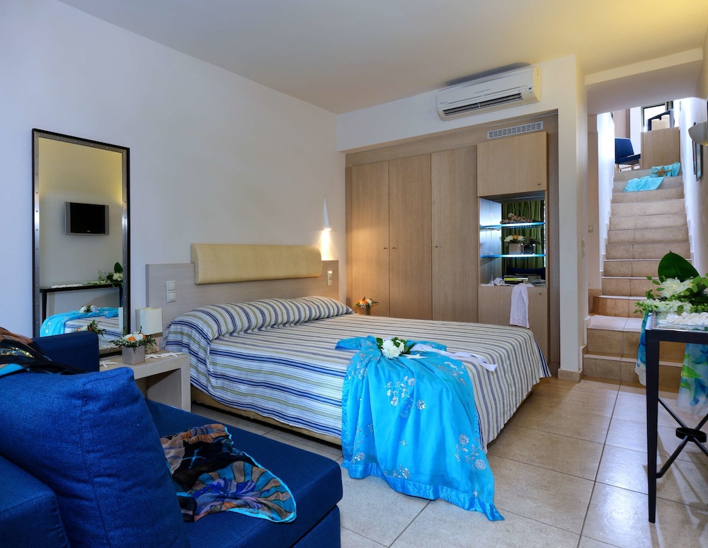Maisonette Two-Bedroom with Pool View photo 3