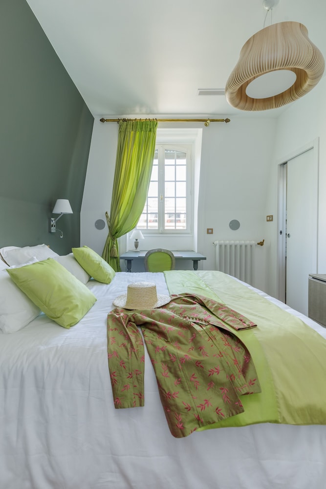 Deluxe Double Room (Van Gogh) - Photo 12