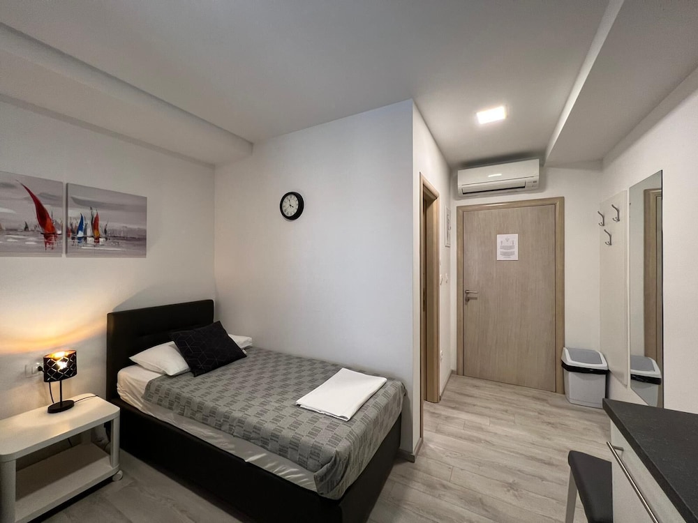 Room (S5) - Photo 4