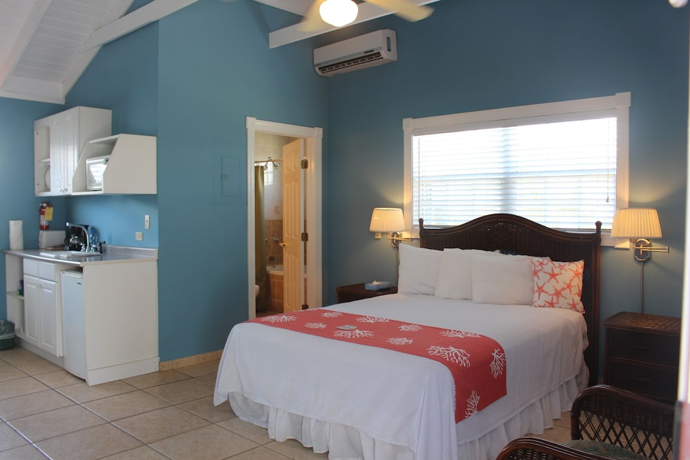 Deluxe Studio Suite, 1 King Bed, Garden View, Beachside