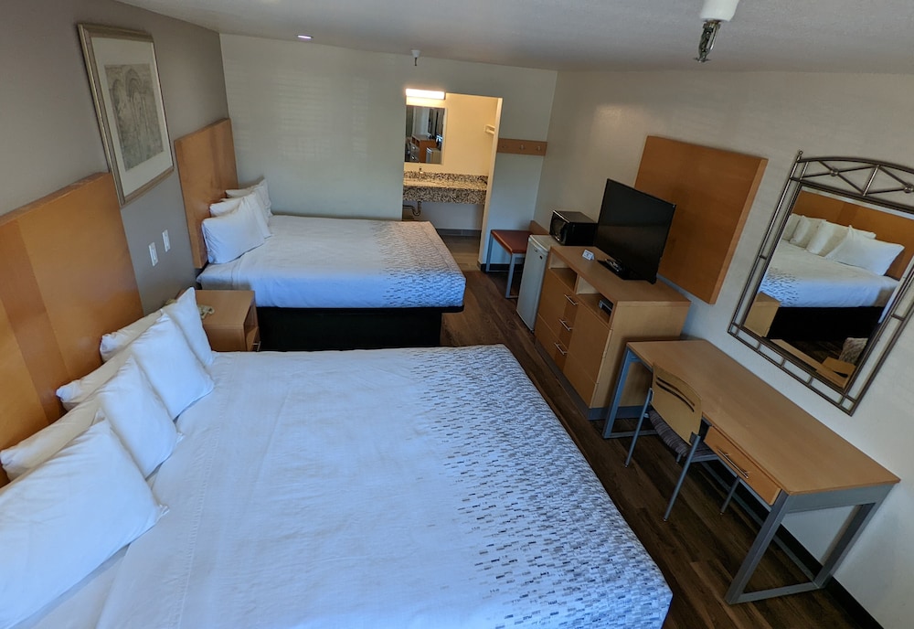 Double room with 2 King beds - Non Smoking photo 3