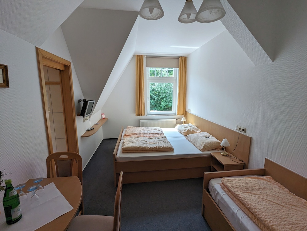 Basic Triple Room photo 3