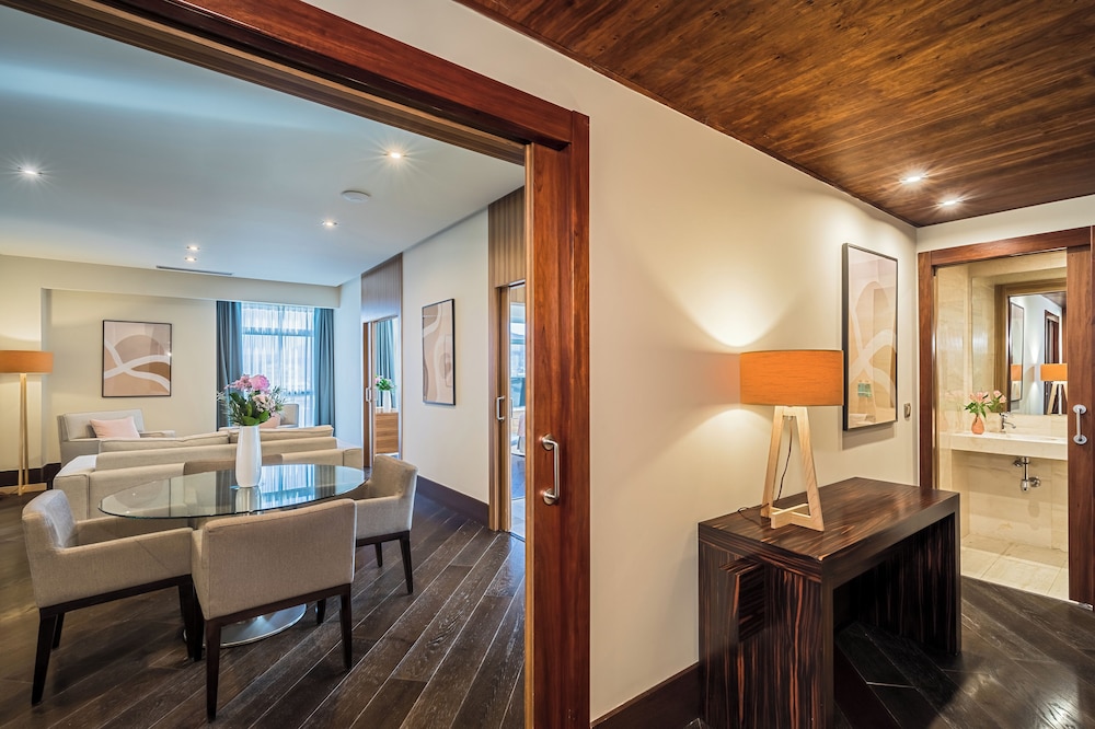 Panoramic Suite, Hot Tub (2 Adults + 4 Children) photo