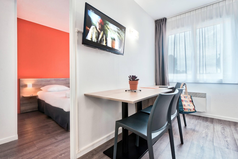 Standard Room, Multiple Beds, Non Smoking - Photo 8