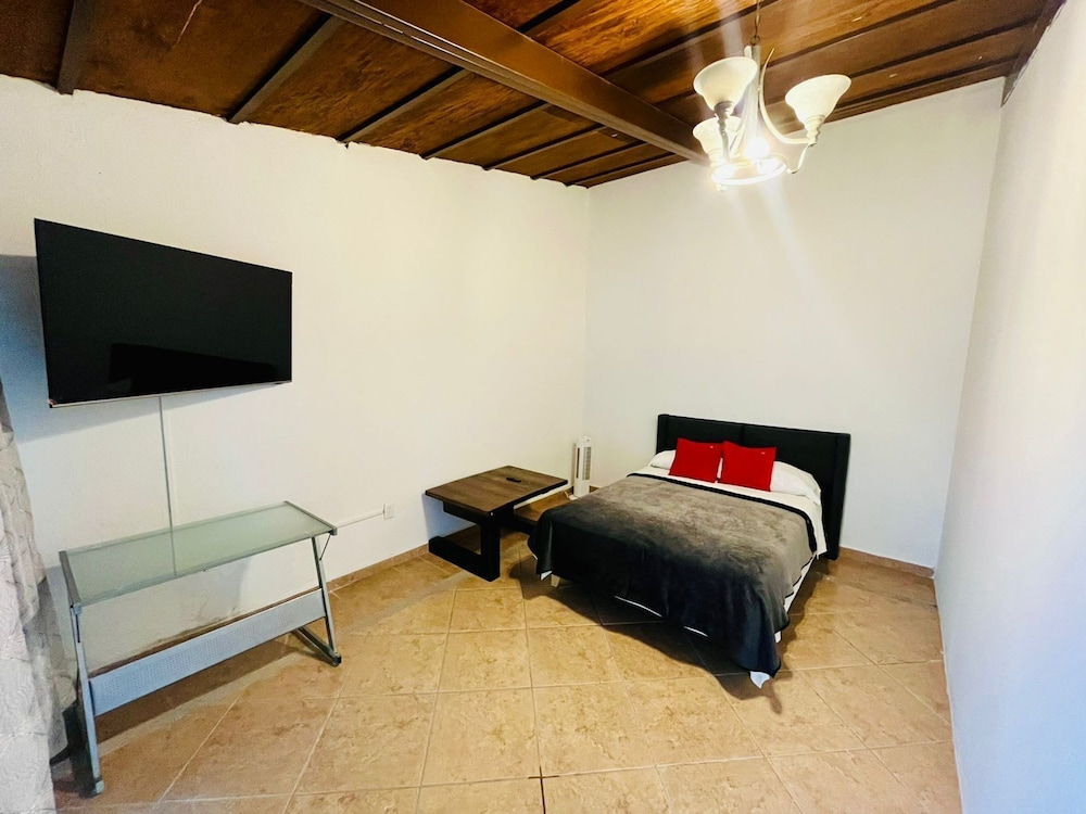 Basic Room, 1 Queen Bed photo 1