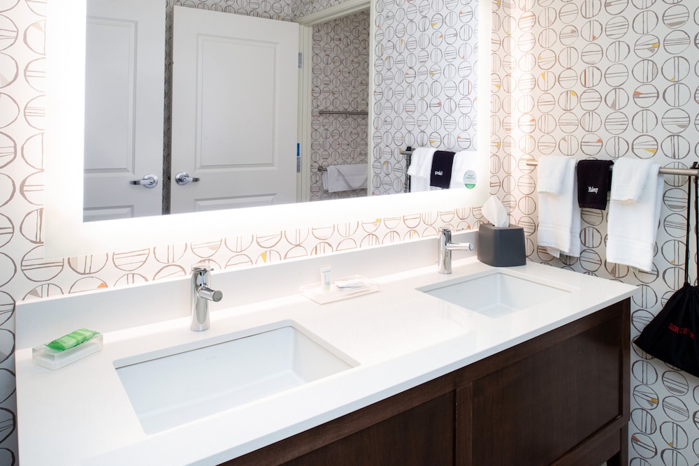 Suite, 1 Bedroom, Accessible (Accessible Tub) - Photo 6