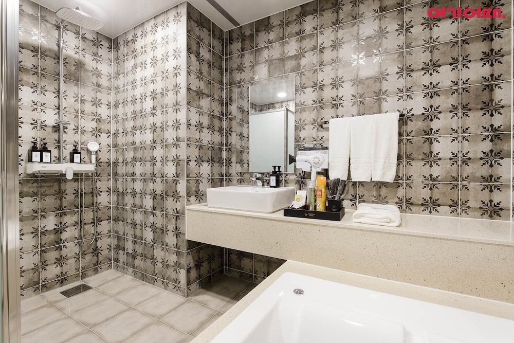 Standard Twin Room - Photo 4