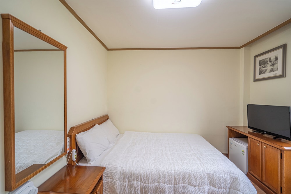 R01) Bed Room for 2 people (No Kitchenette) photo 1