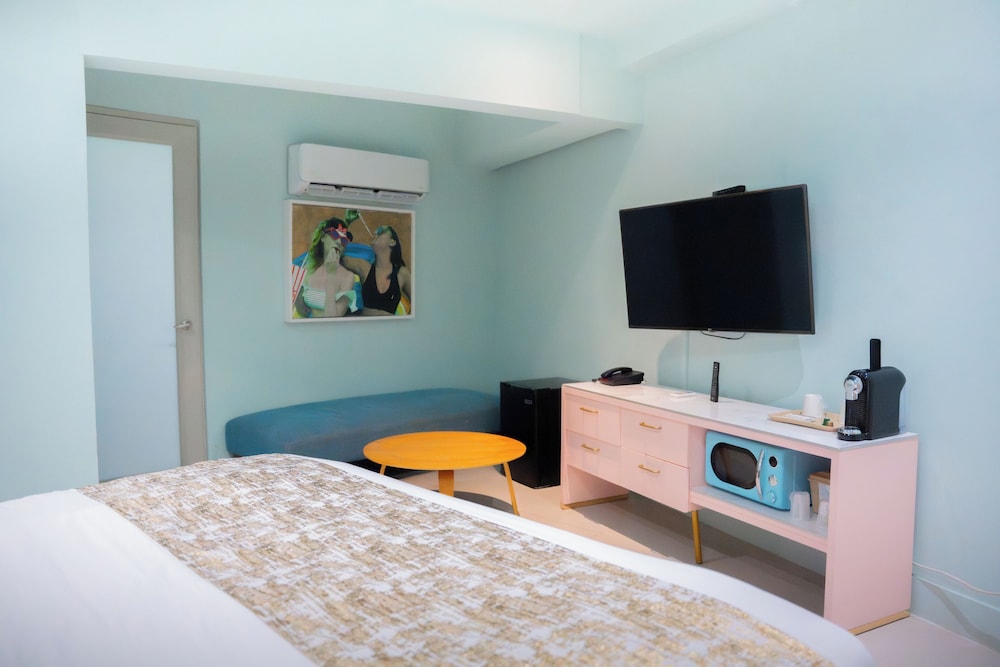 Standard Room, 1 King Bed, Roll-in Shower, Ground Floor photo 2