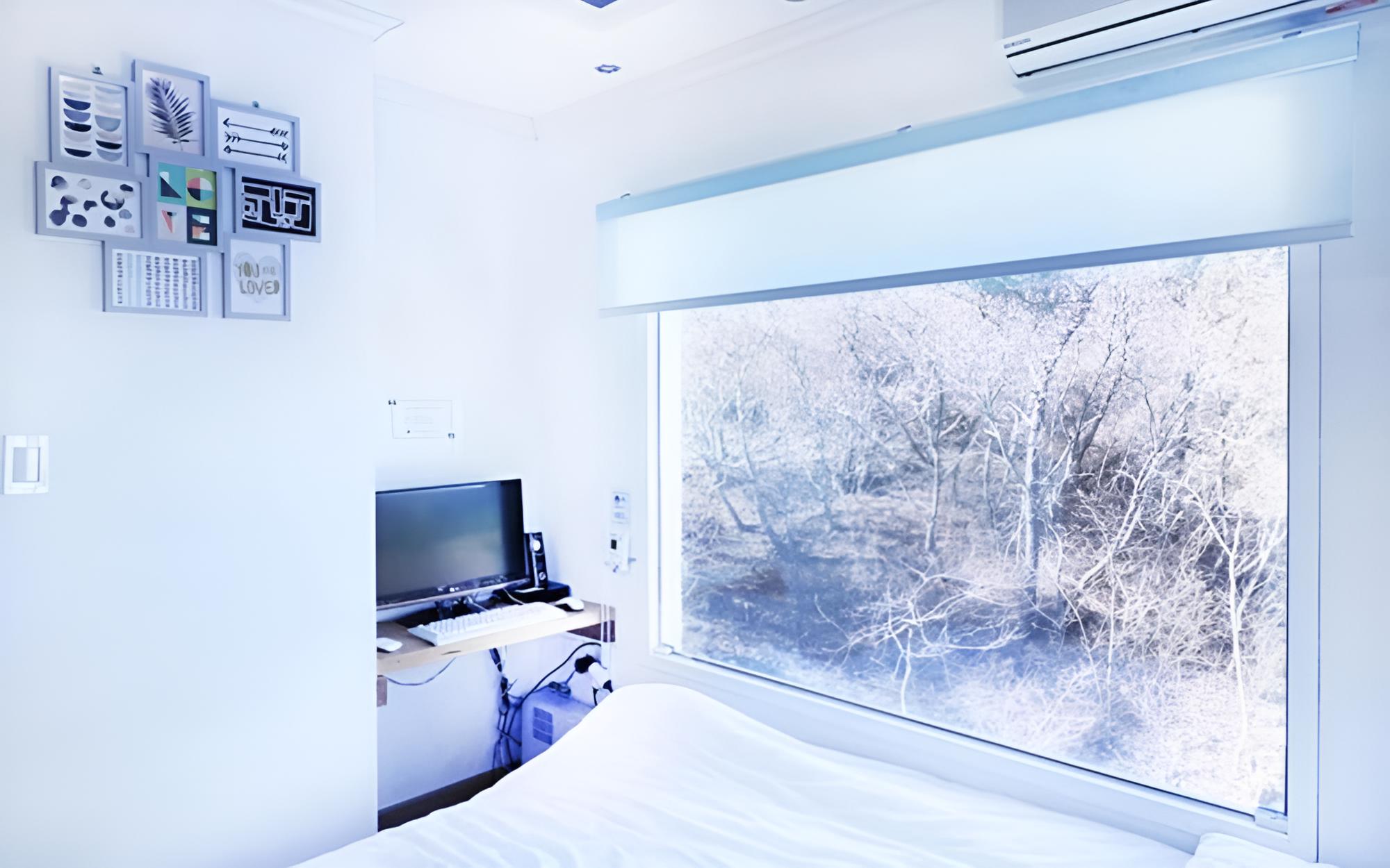 Room (Room 402 (2F))