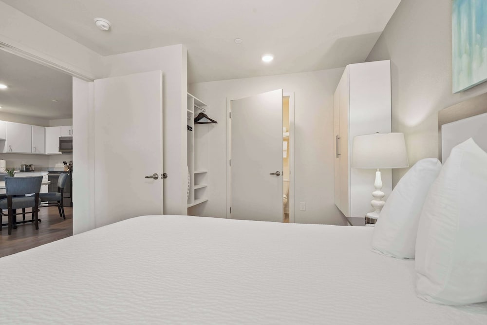 Suite, 3 Bedrooms, Accessible (Hearing) - Photo 4