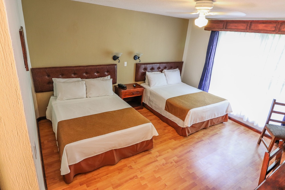 Standard Room, 2 Queen Beds photo 3