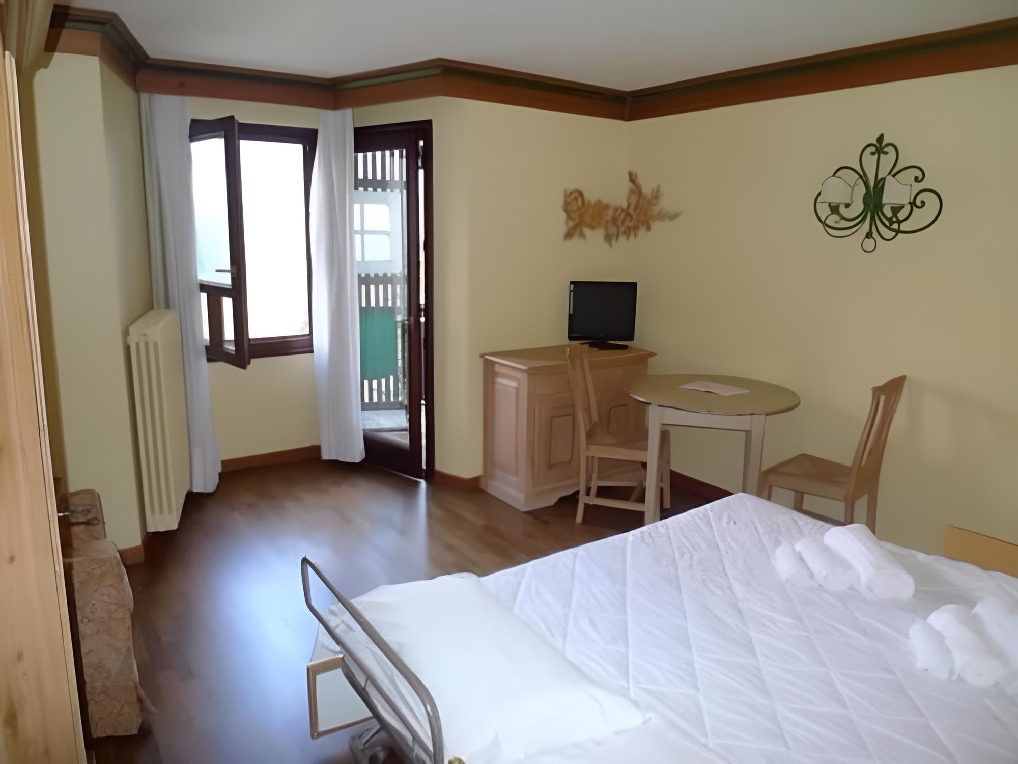 Junior Suite, 1 Bedroom, Bathtub, Park View photo 3