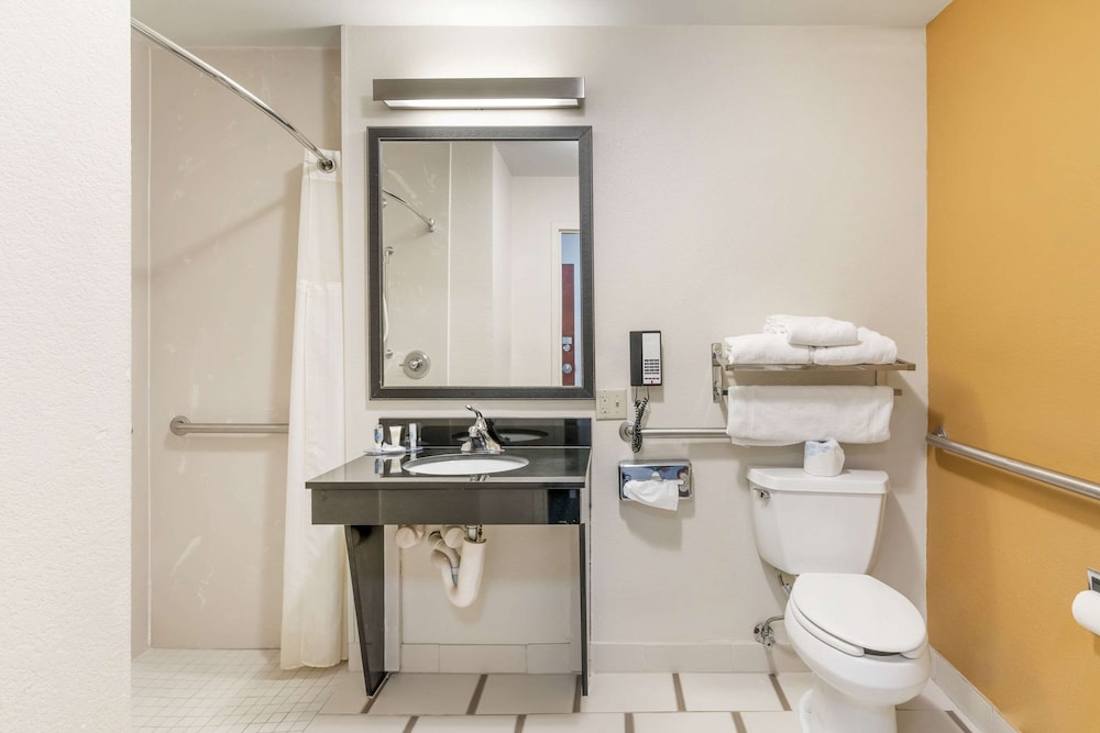 Standard Room, 1 King Bed, Non Smoking, Jetted Tub - Photo 4