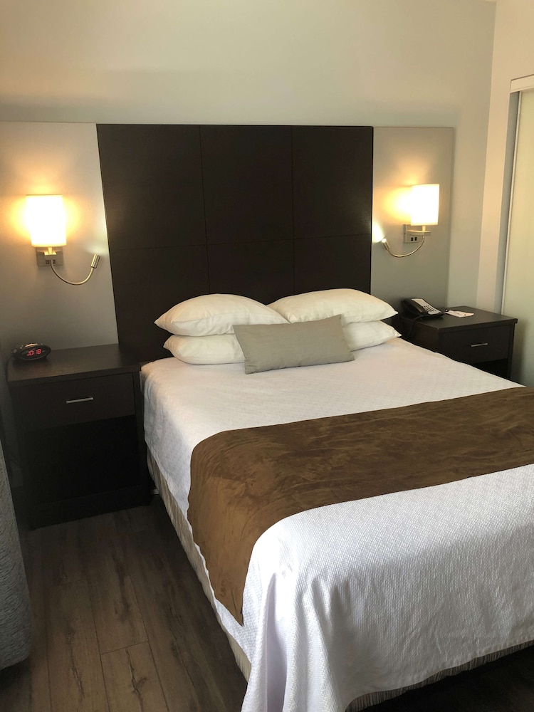 Suite, 1 Queen Bed, Non Smoking, Refrigerator & Microwave (Living Room;with Sofabed) photo 3