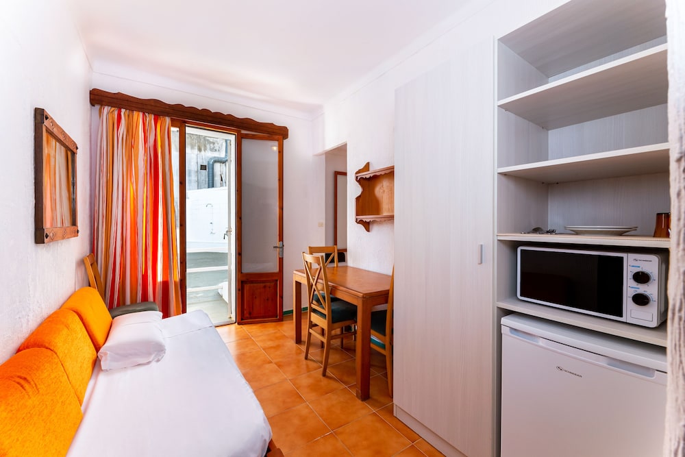 Double Room, Balcony (2 Adults + 1 Child) photo 2