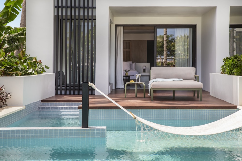 Excellence Club Junior Swim Up Suite + 20% OFF SPA
