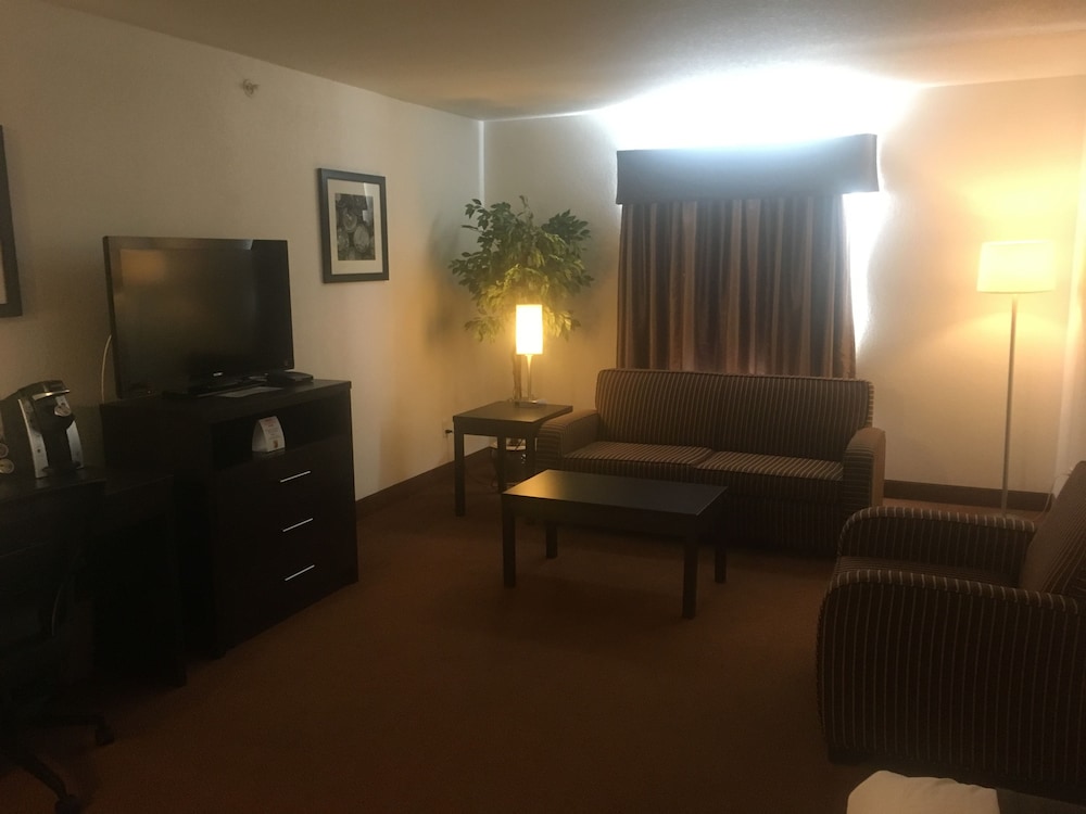 Family Suite, 1 Queen Bed, Kitchen photo 3