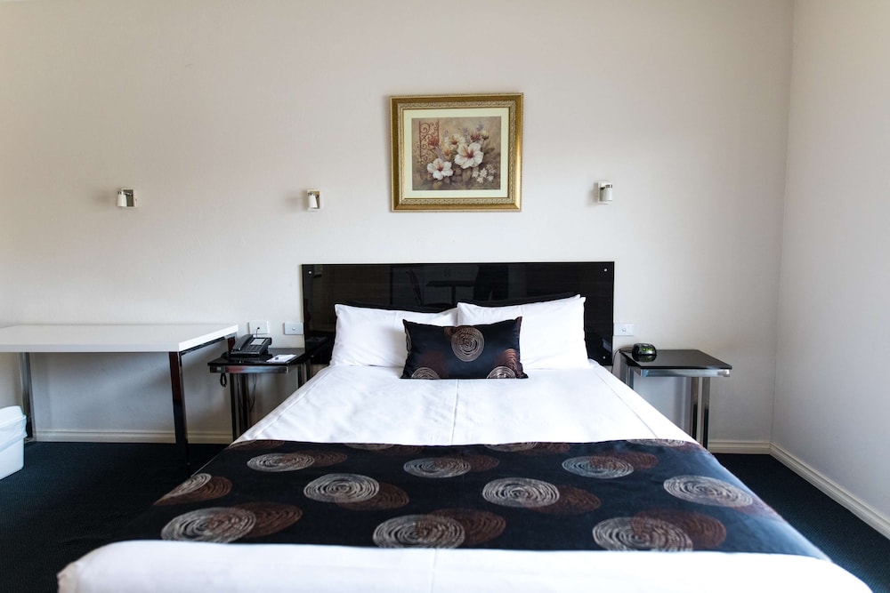 Deluxe Room, 1 Queen Bed, Non Smoking, Kitchenette (Walk-in Shower) photo 3