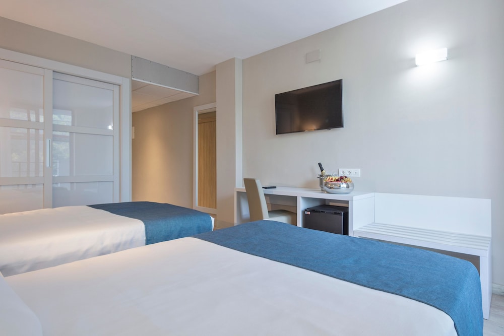 Double Room, Pool View (3 Adults) - Photo 1