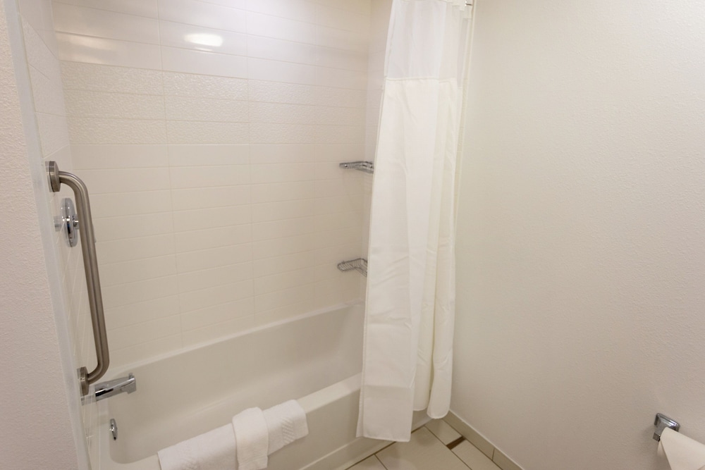 Room, 2 Queen Beds (Mobility Accessible, Tub) - Photo 5