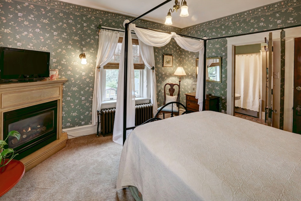 Deluxe Room, 1 Queen Bed, Jetted Tub, Garden View (Elizabeth Anne) photo 2