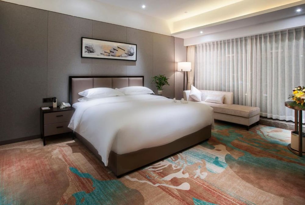Deluxe Room, 1 King Bed photo 2